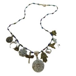 Collar con diferentes dijes de protección y fortuna.
