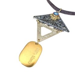 Collar con dijes de triángulo y MAMA