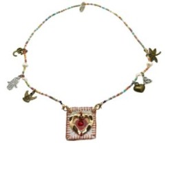 Collar con escapulario (corazón), hilo y chaquira