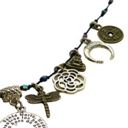 Collar con diferentes dijes de protección y fortuna.
