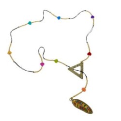 Collar con triángulo “Resiliencia, Amor y Gratitud” y dije de piel