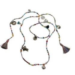 Collar de chaquira y cristal con diferentes dijes de protección y fortuna