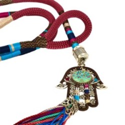 Collar largo con cordón bordado y dije Hamsa con Fleco