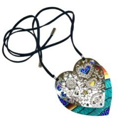 Corazón de madera pintado a mano con dije calado plata