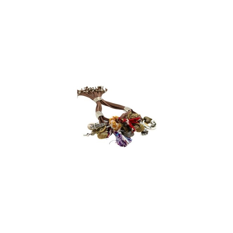 Pulsera de Gamuza con dijes de diferentes metales, flecos, muñequitas y flores camel
