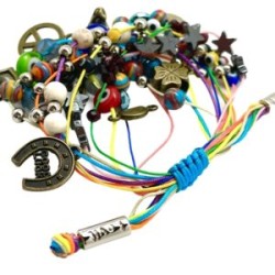 Pulsera de hilo COLORES con dijes de diferentes metales, piedras y amuletos