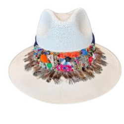 Sombrero con banda bordada y plumas