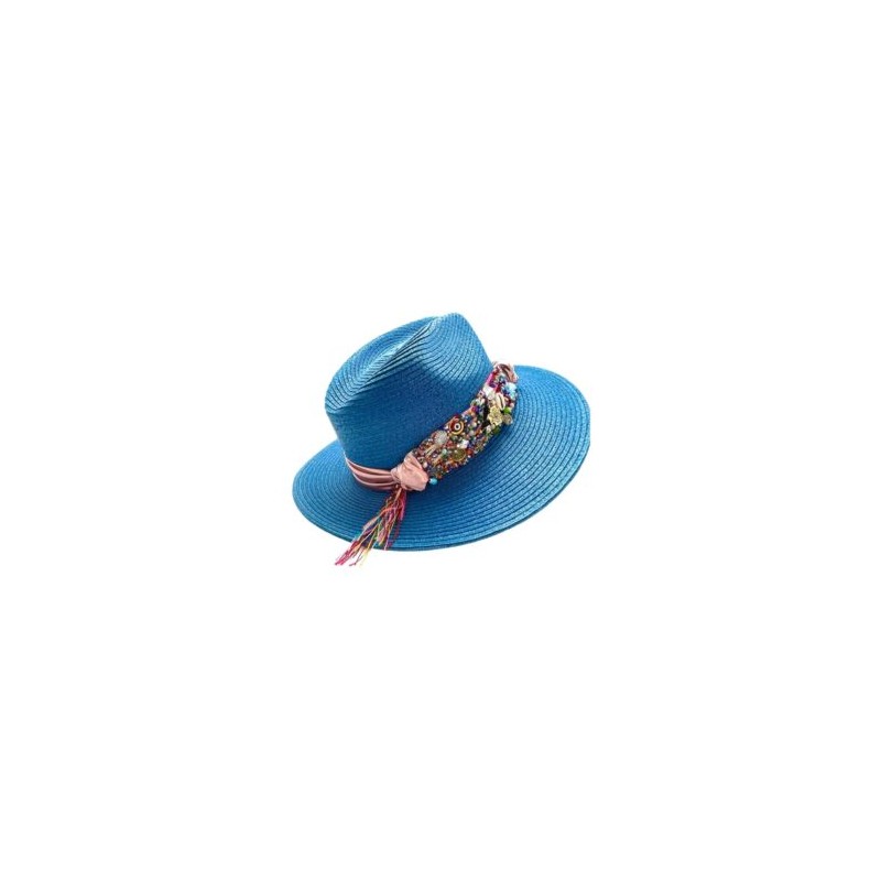 Sombrero con cinta tejida y diferentes dijes bordados