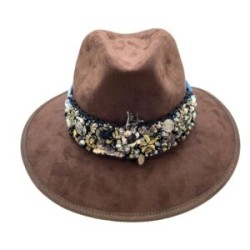 Sombrero de Gamuza con cinta bordada de mezclilla con diferentes dijes