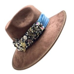 Sombrero de Gamuza con cinta bordada de mezclilla con diferentes dijes