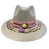 Sombrero gris con banda de piel y plumas