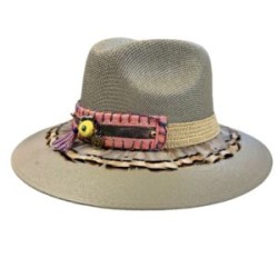 Sombrero gris con banda de piel y plumas