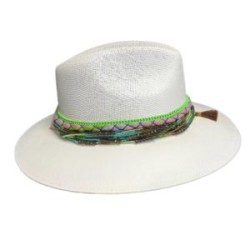 Sombrero con torsal de chaquira color blanco