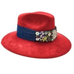 Sombrero de Gamuza rojo con cinta de mezclilla y diferentes dijes bordados