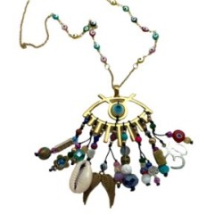 Collar con ojo y dijes de protección y fortuna