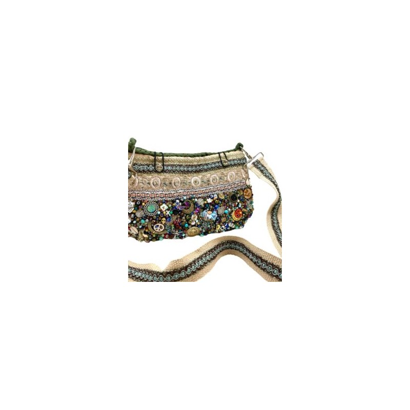 Bolsa tejida y bordada a mano verde militar con dijes y asa