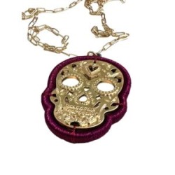 Collar con calavera dorada y bisel bordado