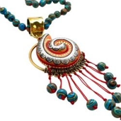 Collar con caracol de madera tallado y pintado a mano